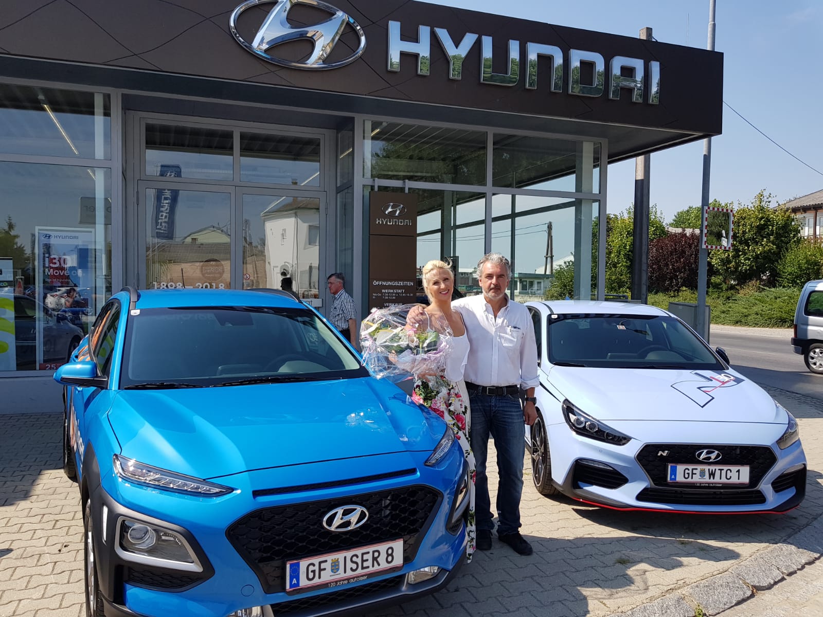 Wir bedanken uns sehr herzlich bei Frau Kathrin Menzinger für ihr Vertrauen, und wünschen ihr viel Freude mit ihrem Hyundai Kona!